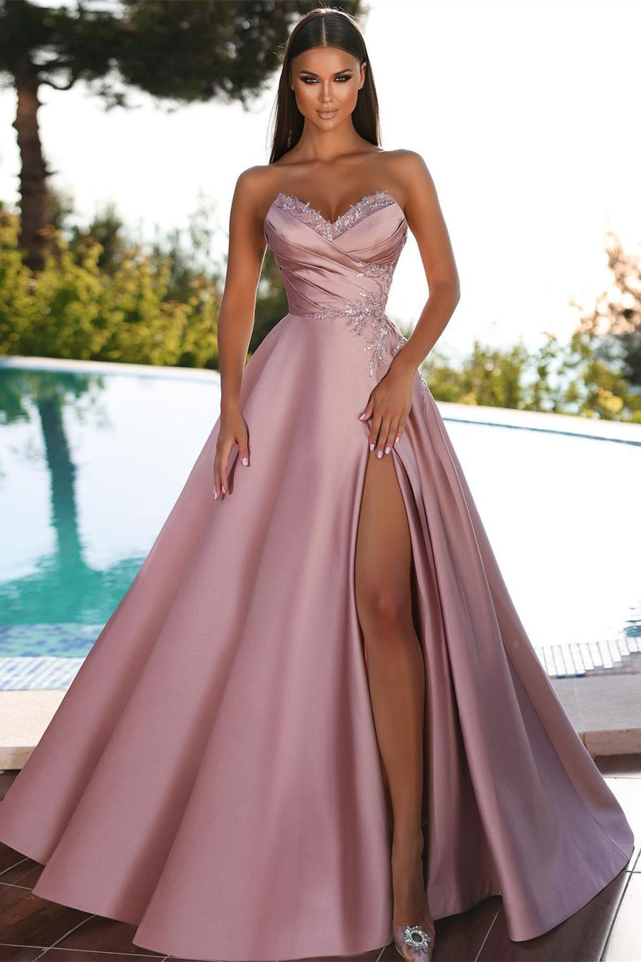 Elegante vestido de fiesta rosa empolvado con escote en forma de corazón, sin mangas, corte A y brillo