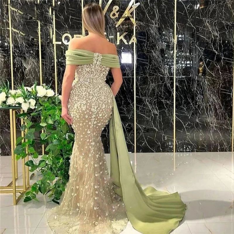 Elegante vestido de fiesta largo color salvia polvorienta con corte sirena, hombros descubiertos y encaje
