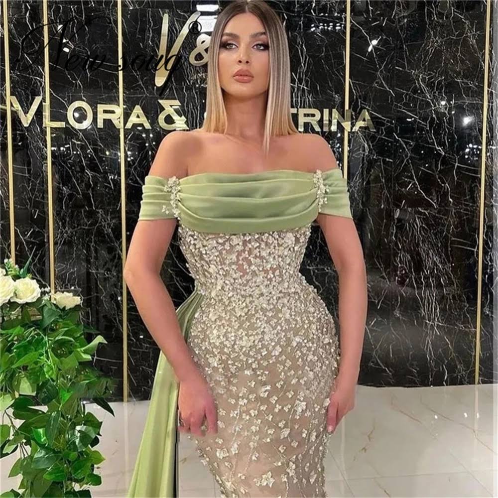 Elegante vestido de fiesta largo color salvia polvorienta con corte sirena, hombros descubiertos y encaje