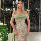 Elegante vestido de fiesta largo color salvia polvorienta con corte sirena, hombros descubiertos y encaje