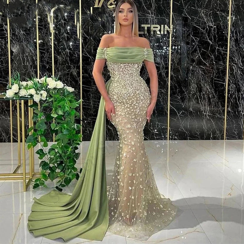 Elegante vestido de fiesta largo color salvia polvorienta con corte sirena, hombros descubiertos y encaje