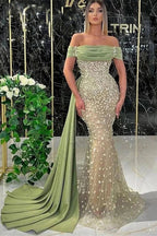 Elegante vestido de fiesta largo color salvia polvorienta con corte sirena, hombros descubiertos y encaje