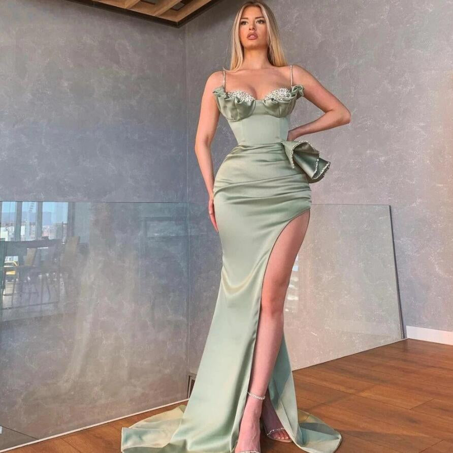 Elegante vestido de fiesta de sirena con tirantes finos en color salvia polvoriento y abertura