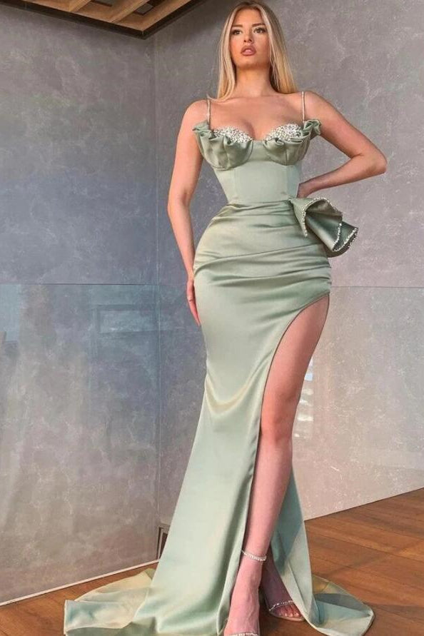 Elegante vestido de fiesta de sirena con tirantes finos en color salvia polvoriento y abertura