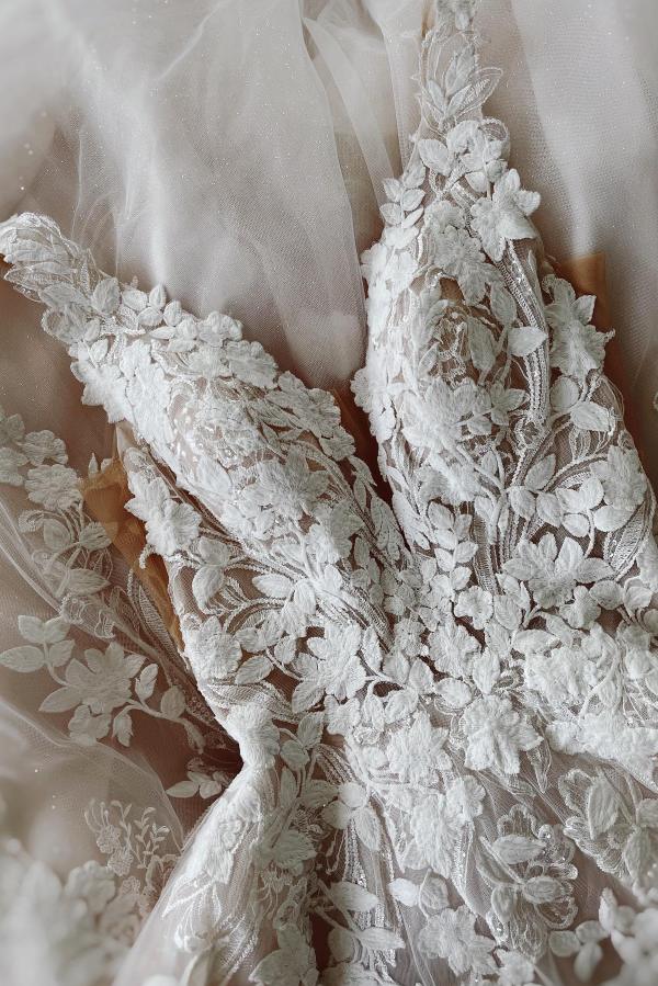 Elegant Floor length ivory lace princess wedding dress
