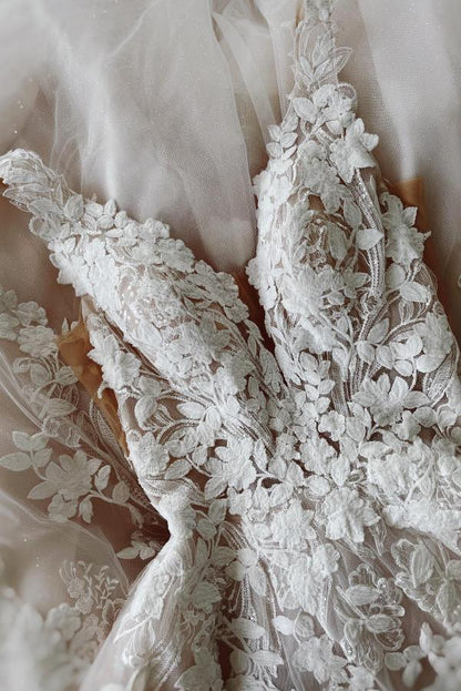 Elegant Floor length ivory lace princess wedding dress