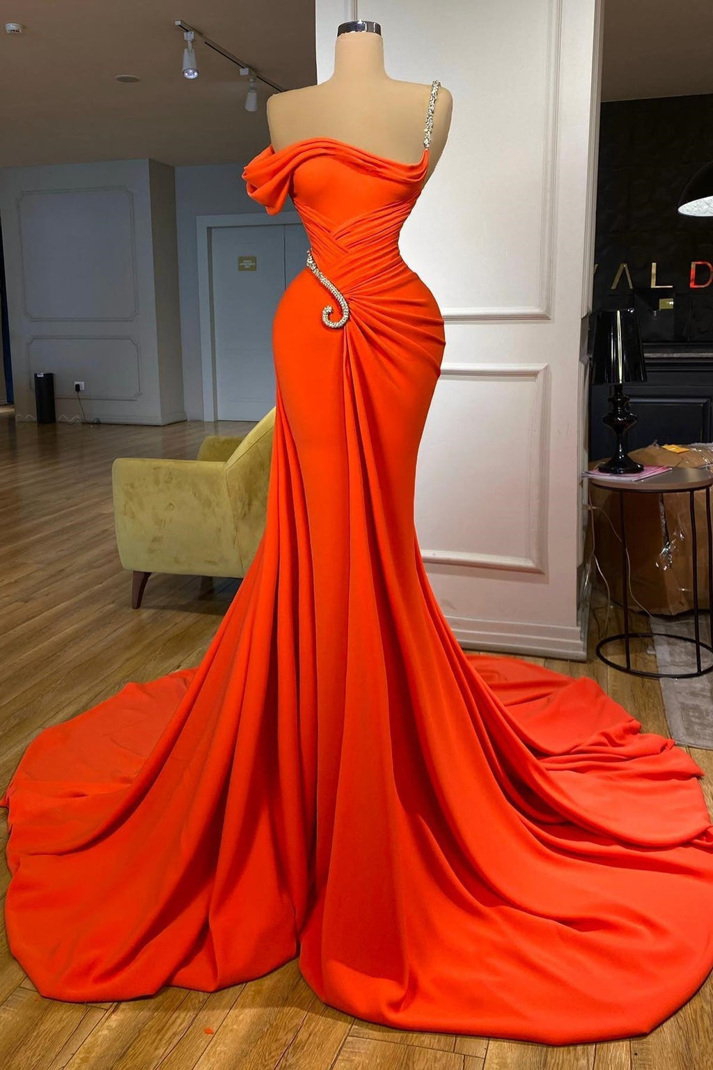 Elegante vestido de fiesta de satén estilo sirena, sin mangas, de un solo hombro y largo hasta el suelo con volantes
