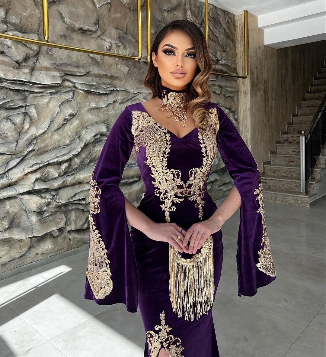 Elegante vestido de fiesta de sirena con escote en forma de corazón, mangas largas y abertura