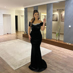 Elegante vestido de fiesta de sirena negro con escote corazón, hombros descubiertos y apliques