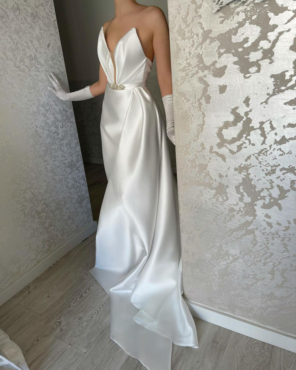 Elegante vestido de fiesta de satén sin mangas con escote en V y largo hasta el suelo