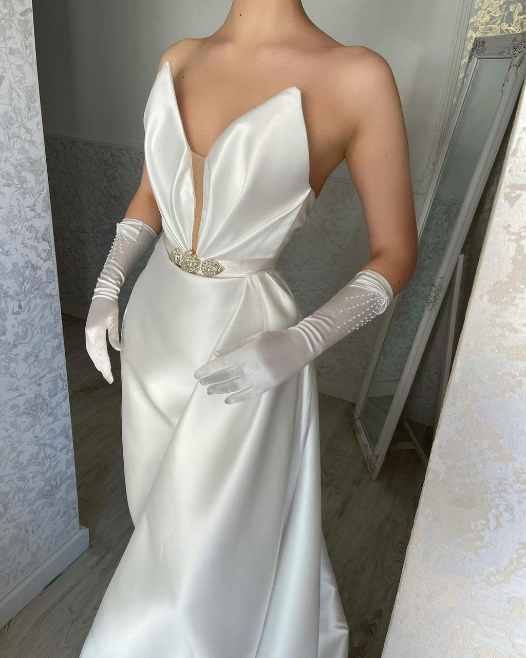 Elegante vestido de fiesta de satén sin mangas con escote en V y largo hasta el suelo