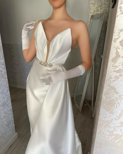 Elegantes bodenlanges ärmelloses Satin-Ballkleid mit V-Ausschnitt