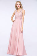 Elegante vestido de dama de honor de gasa rosa polvoriento con apliques florales hasta el suelo.