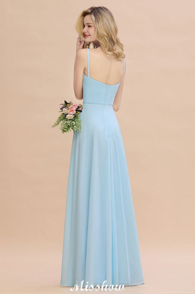 Elegante vestido de dama de honor con abertura frontal, tirantes finos, escote en V y largo hasta el suelo.