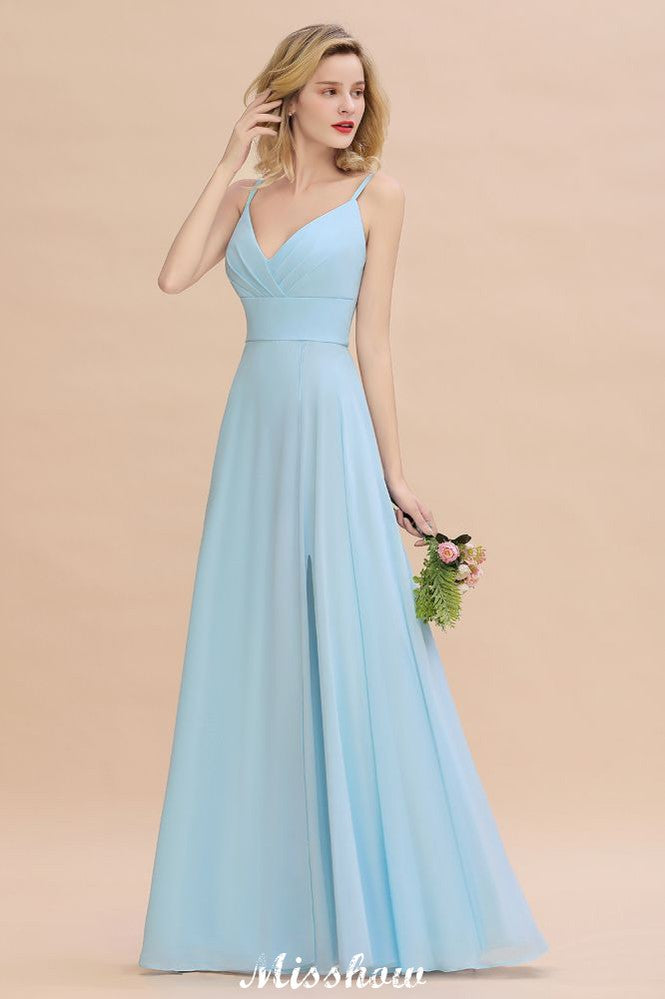 Elegante vestido de dama de honor con abertura frontal, tirantes finos, escote en V y largo hasta el suelo.