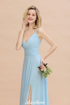 Elegante vestido de dama de honor con abertura frontal, tirantes finos, escote en V y largo hasta el suelo.