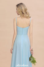 Elegante vestido de dama de honor con abertura frontal, tirantes finos, escote en V y largo hasta el suelo.