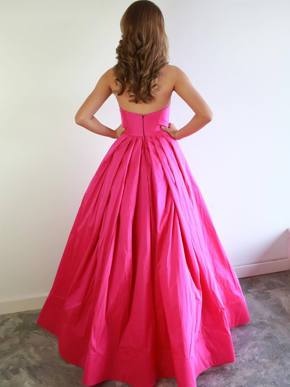 Elegante vestido de fiesta formal de graduación de satén con escote en forma de A y corte en A color fucsia