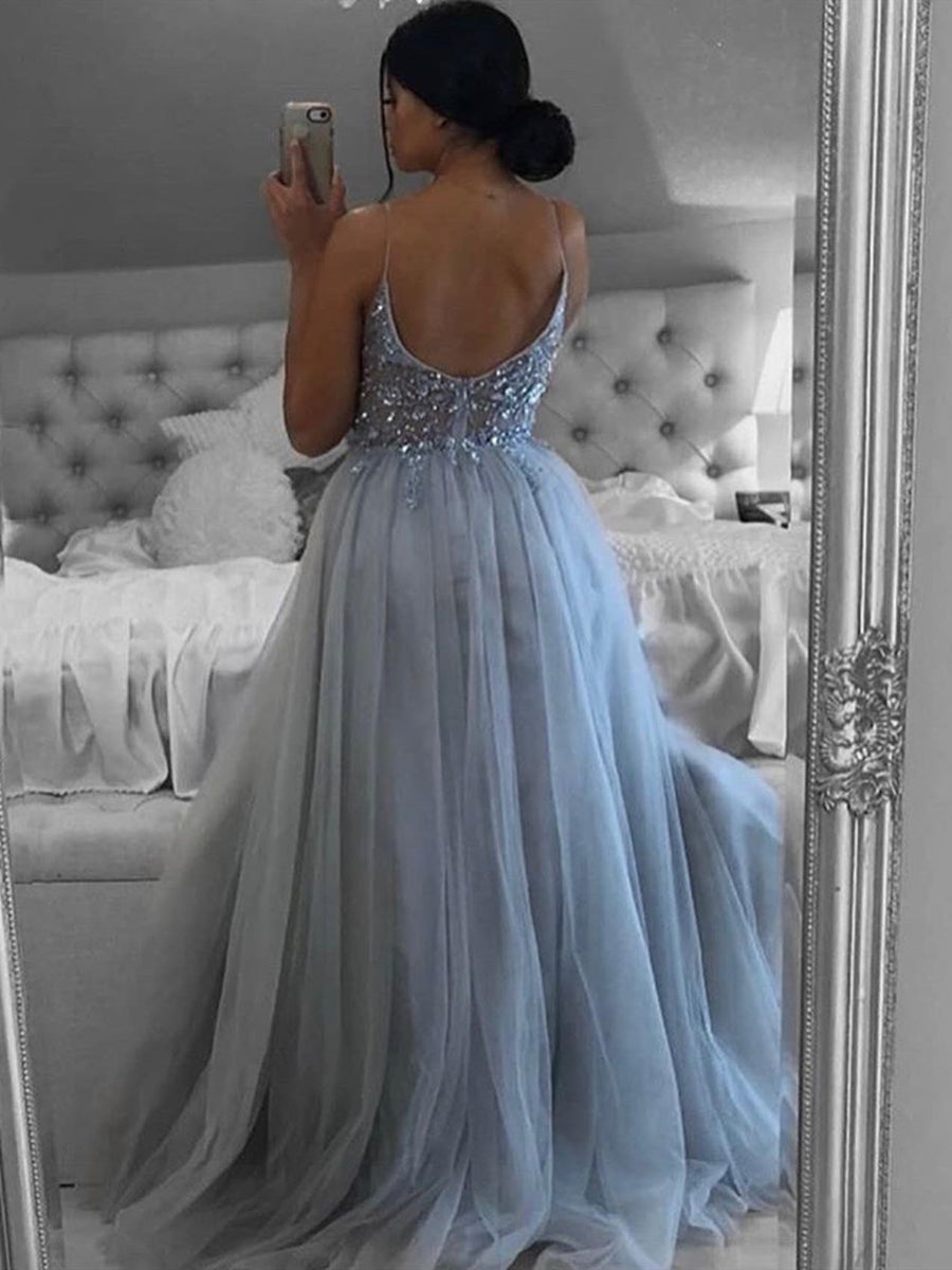 Elegante vestido de fiesta formal gris largo con escote en V, espalda abierta, cuentas y abertura