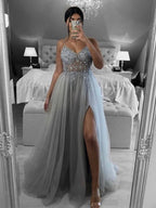 Elegante vestido de fiesta formal gris largo con escote en V, espalda abierta, cuentas y abertura