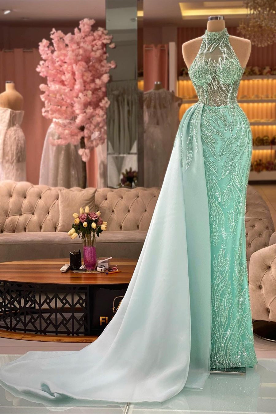 Elegante vestido de fiesta de sirena sin mangas con cuello alto verde y encaje
