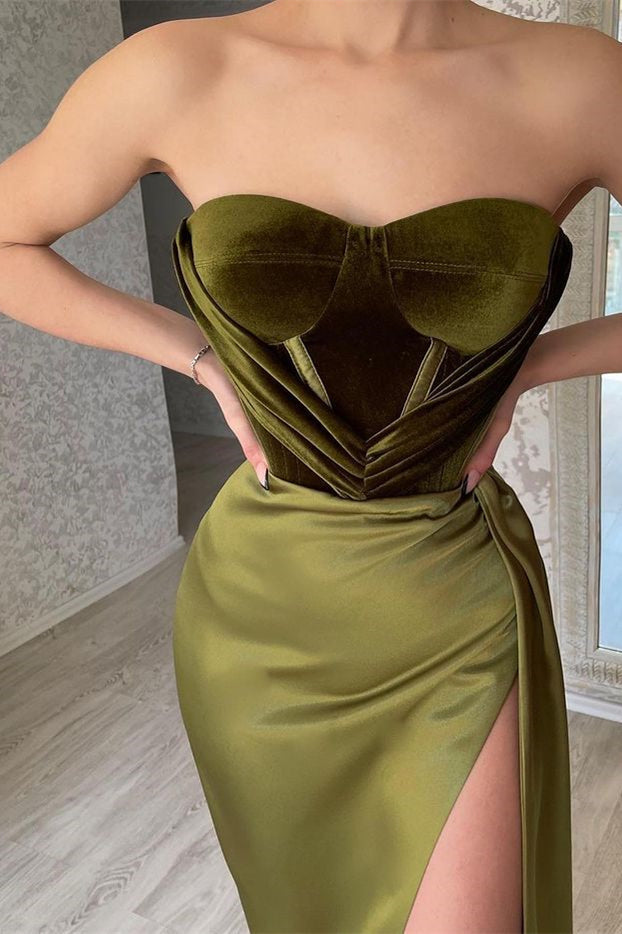 Elegante vestido de fiesta de satén sirena sin mangas, verde, con abertura y sin tirantes
