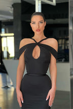Elegante vestido de fiesta de sirena de satén y tul negro con hombros descubiertos y cuello halter