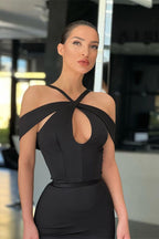 Elegante vestido de fiesta de sirena de satén y tul negro con hombros descubiertos y cuello halter