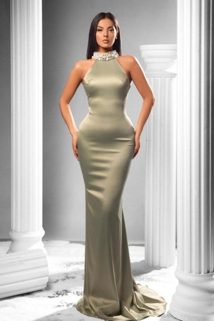 Elegante vestido de fiesta de satén sirena sin mangas con cuello halter y cuentas
