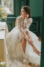 Elegantes vestidos de novia de tul con encaje alto-bajo y mangas largas