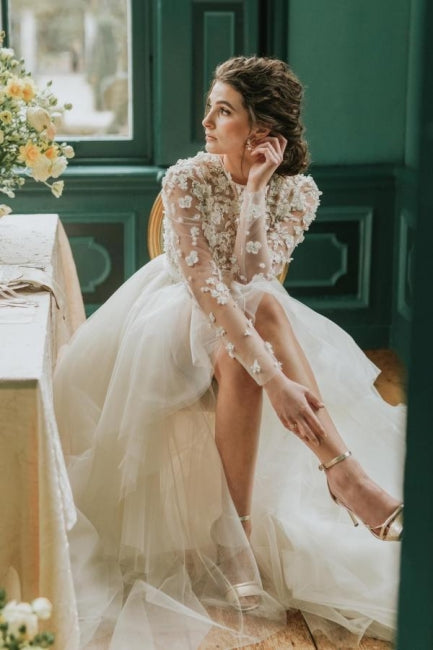 Elegantes vestidos de novia de tul con encaje alto-bajo y mangas largas