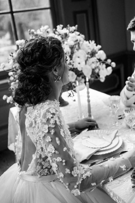 Elegantes vestidos de novia de tul con encaje alto-bajo y mangas largas