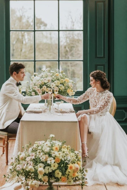 Elegantes vestidos de novia de tul con encaje alto-bajo y mangas largas