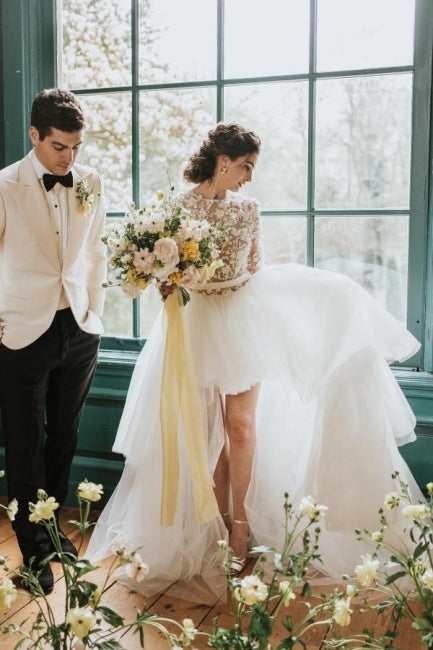 Elegantes vestidos de novia de tul con encaje alto-bajo y mangas largas