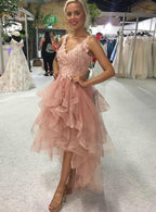 Elegante vestido de fiesta de tul con encaje, escote en V, espalda descubierta y corte A alto bajo