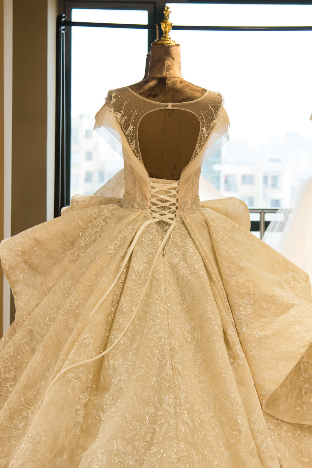 Elegante vestido de novia princesa de corte A con apliques de tul y mangas casquillo con escote ilusión