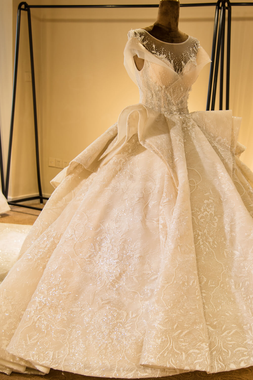 Elegante vestido de novia princesa de corte A con apliques de tul y mangas casquillo con escote ilusión