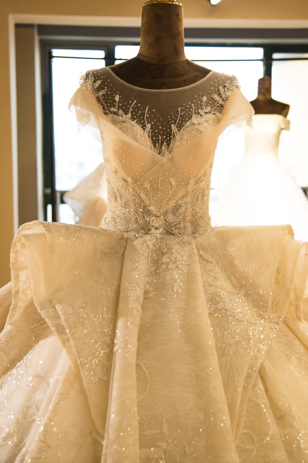 Elegante vestido de novia princesa de corte A con apliques de tul y mangas casquillo con escote ilusión