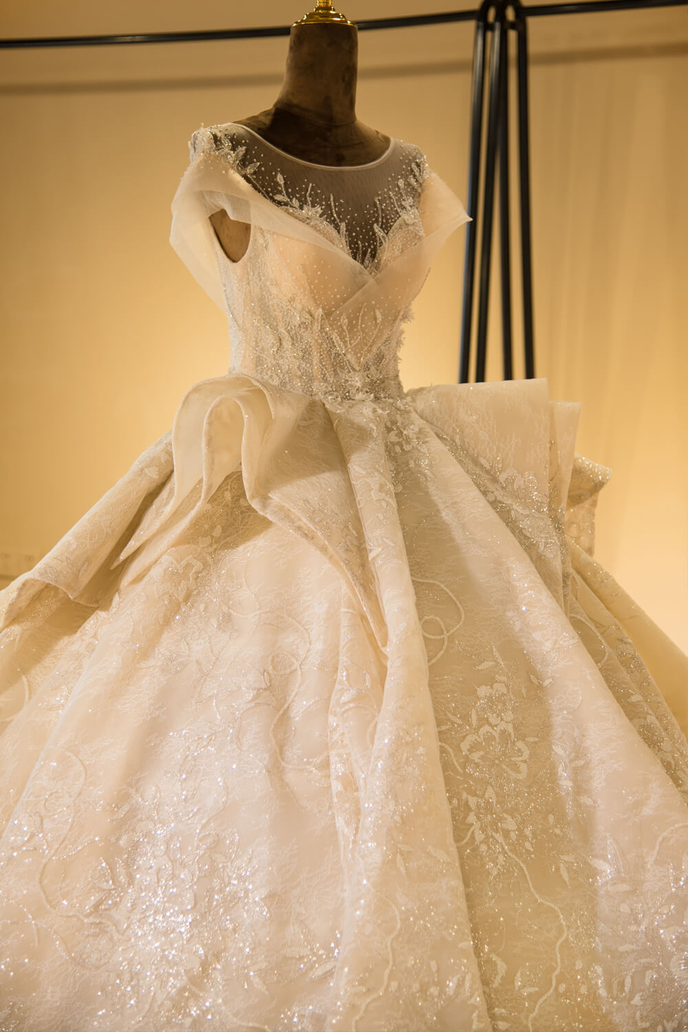Elegante vestido de novia princesa de corte A con apliques de tul y mangas casquillo con escote ilusión