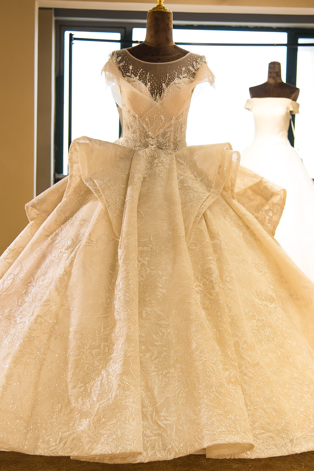 Elegante vestido de novia princesa de corte A con apliques de tul y mangas casquillo con escote ilusión