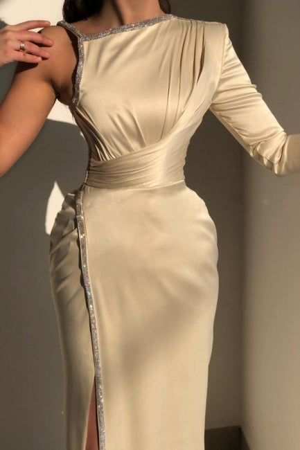 Elegante vestido de fiesta color marfil con un solo hombro, manga larga y lentejuelas