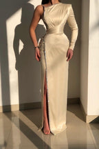 Elegante vestido de fiesta color marfil con un solo hombro, manga larga y lentejuelas