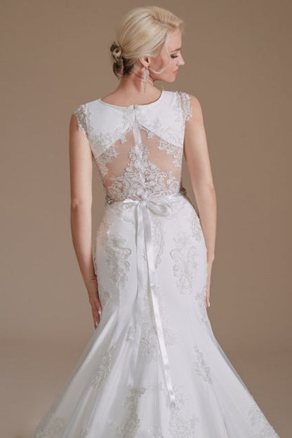 Elegant Jewel Sleeveless Mermaid Floor-Length Satin Wedding Dresses with Lace