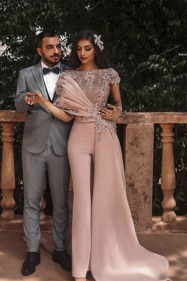 Eleganter Abend-Jumpsuit mit Spitzenapplikationen und kurzer Schleppe