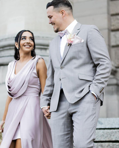 Elegantes vestidos de fiesta de diseño en color lila con corte A y abertura