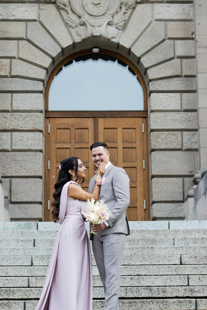 Elegantes vestidos de fiesta de diseño en color lila con corte A y abertura