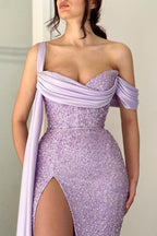 Elegante vestido de noche de sirena con hombros descubiertos, largo y brillante color lila y abertura.
