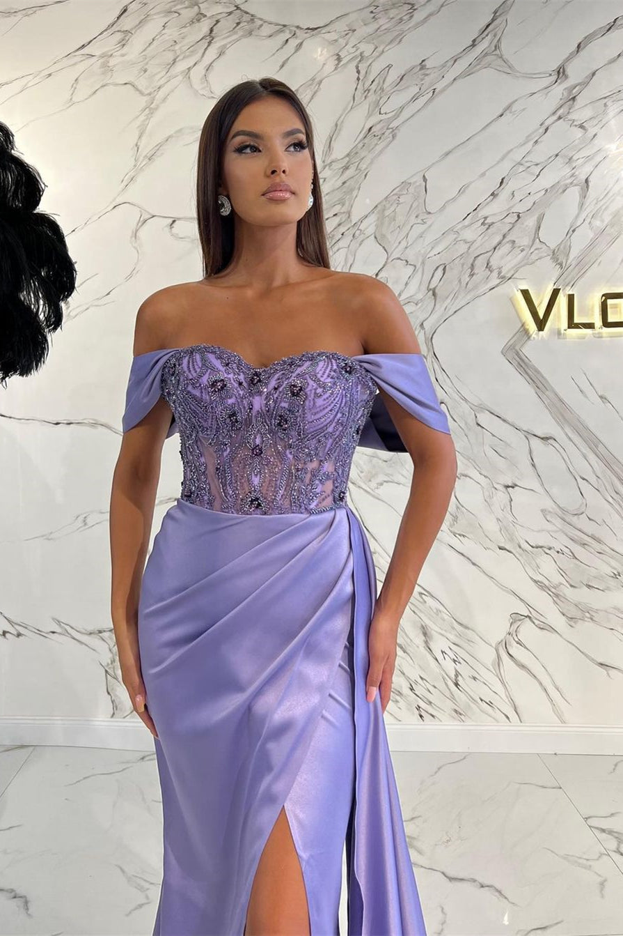 Elegante vestido de fiesta de sirena con hombros descubiertos y cuentas en color lila con abertura