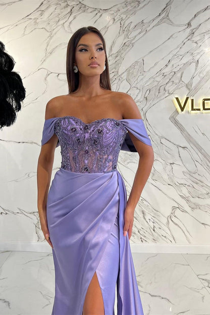 Elegante vestido de fiesta de sirena con hombros descubiertos y cuentas en color lila con abertura