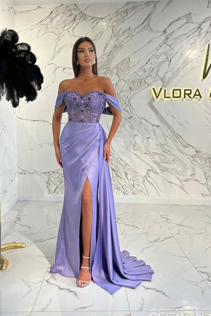 Elegante vestido de fiesta de sirena con hombros descubiertos y cuentas en color lila con abertura